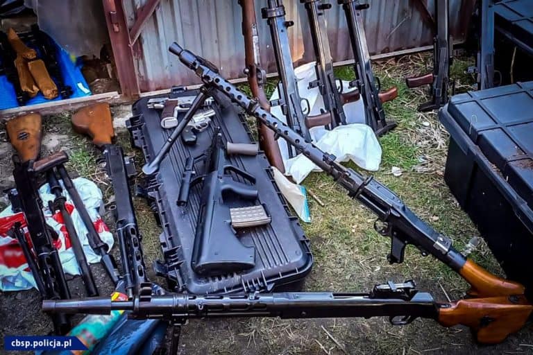 Służby rozbiły gang handlarzy bronią, przejęto karabiny, pistolety maszynowe, granaty…