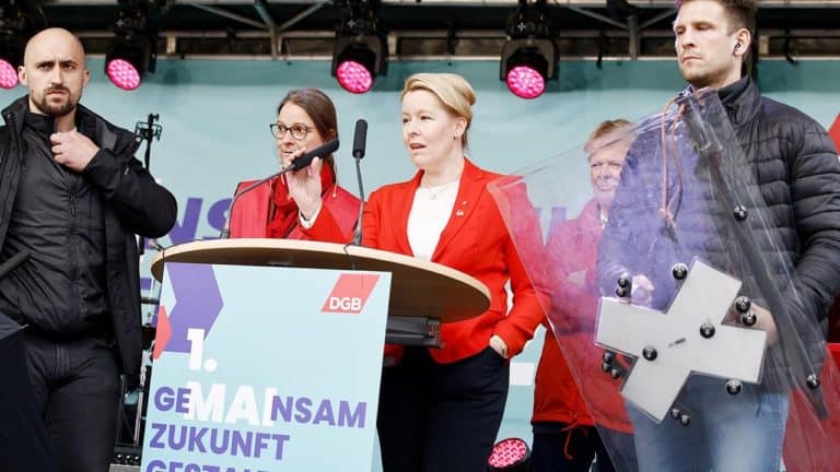Burmistrz Berlina została zaatakowana jajkami /film/