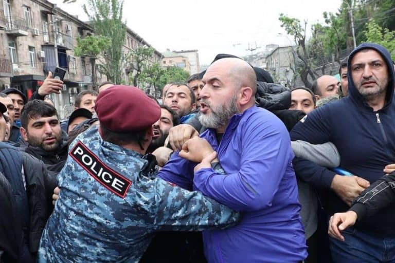 Protesty w Armenii, demonstranci szturmują ratusz w Erewaniu