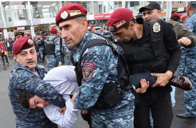 Gwałtowne protesty w Armenii przeciwko porozumieniu pokojowemu z Turcją i Azerbejdżanem