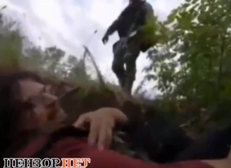 Film: uchwycono moment, w którym grupa dziennikarzy znalazła się od ostrzałem