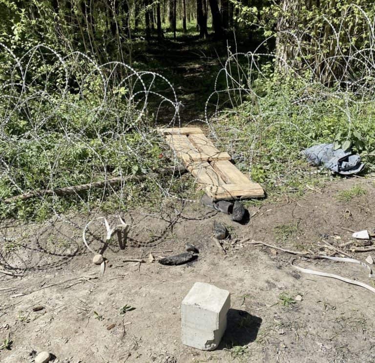 Kolejne ataki na polską granicę: Białoruskie służby przerzuciły drewnianą kładkę i atakowały kamieniami