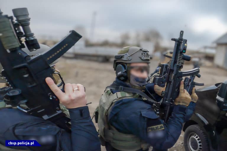 Policjanci CBŚP zlikwidowali fabrykę papierosów i dwie krajalnie tytoniu