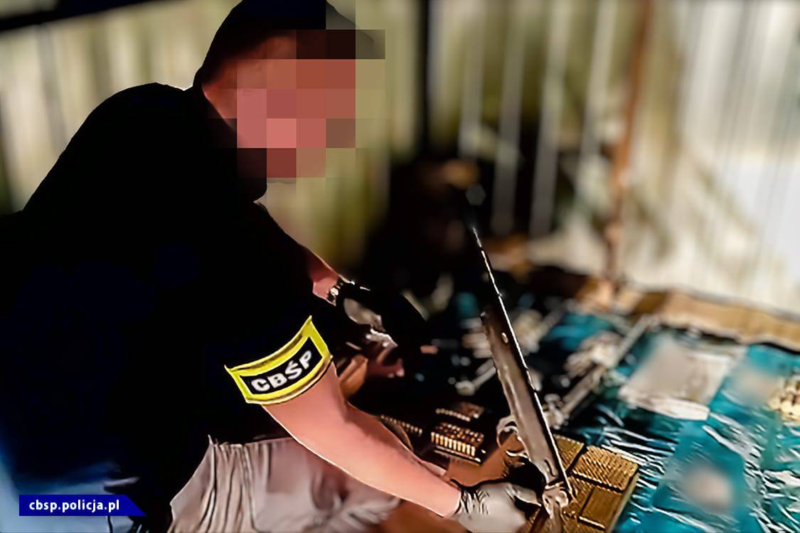 Zlikwidowano magazyn grupy zajmującej się przemytem broni do Szwecji /film/
