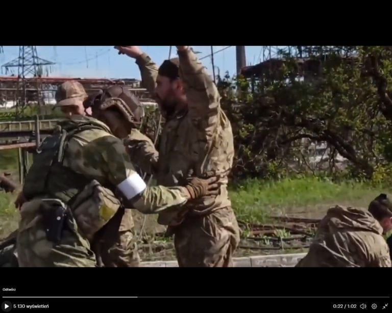 Koniec bitwy o Mariupol. Obrońcy Azowstalu idą do niewoli /film/