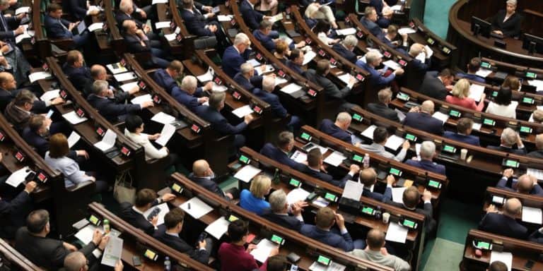 PiS traci, Konfederacja poza Sejmem. Najnowszy sondaż