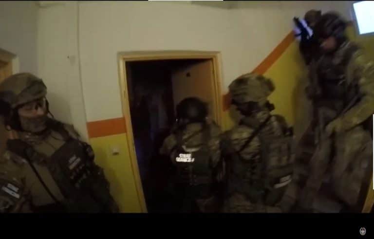 Przemytnicy ludzi zatrzymani przez Straż Graniczną i ABW /film/