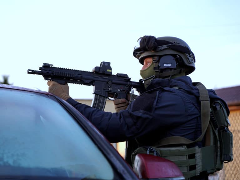Środki odurzające zakopywali w ziemi – stołeczni policjanci zatrzymali 15 osób podejrzanych o przestępstwa narkotykowe