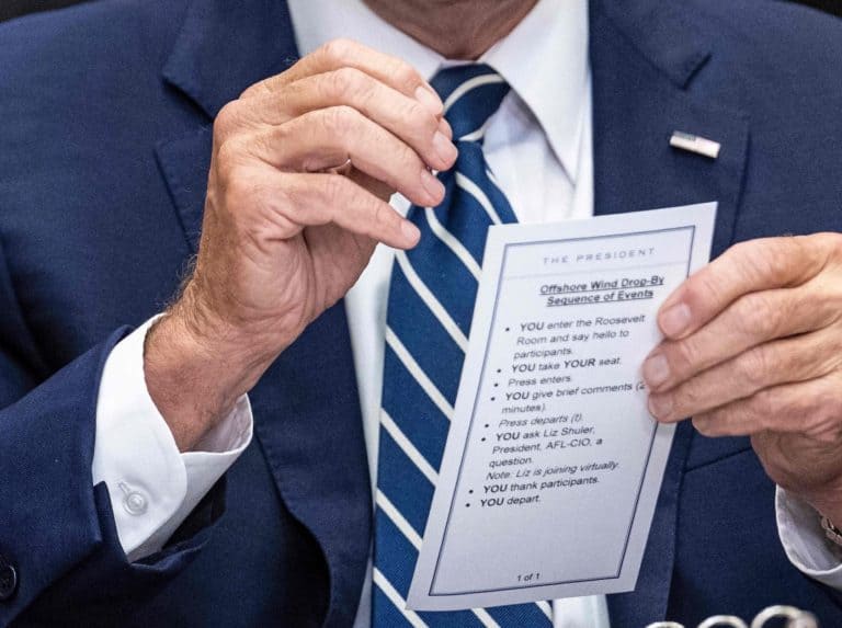 Joe Biden znów stał się obiektem drwin. Tym razem poszło o instrukcję, co ma robić…