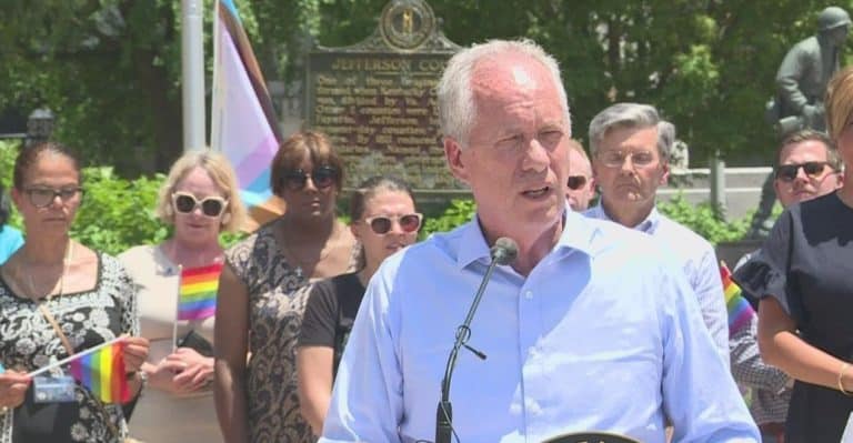 Demokratyczny burmistrz Louisville i zwolennik Black Lives Matter pobity przez czarnoskórego
