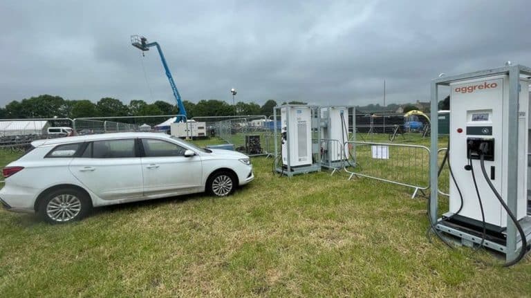 Agregat na ropę ładował elektryki na Glastonbury Festival. A miało być eko