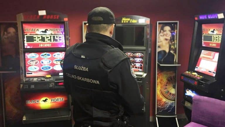 Pięciu funkcjonariuszy KAS zatrzymanych za współpracę z gangami