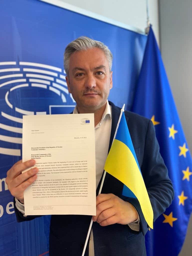 Na Ukrainie nie uznają mężczyzn deklarujących się jako kobiety za kobiety? Biedroń się tym zajmie