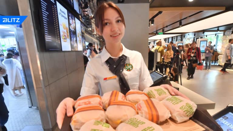 Rosyjska wersja McDonald’s – w dniu otwarcia sprzedano 120 tys. hamburgerów