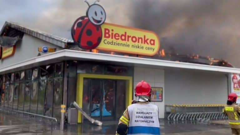 W Słupsku płonie Biedronka, trwa akcja gaśnicza /filmy/