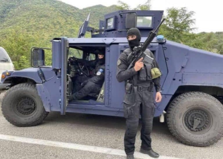 Strzały z broni maszynowej i syreny alarmowe na granicy Serbii i Kosowa