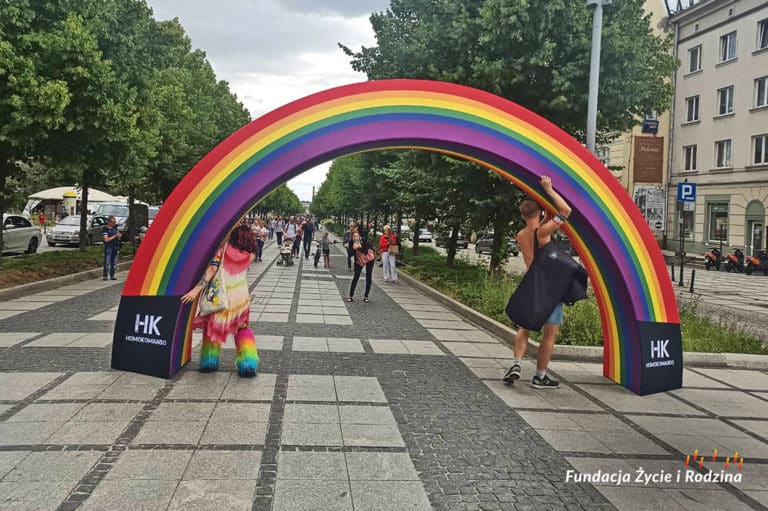 Częstochowa: Klapa frekwencyjna i samotna „tęcza” goniąca marsz LGBT