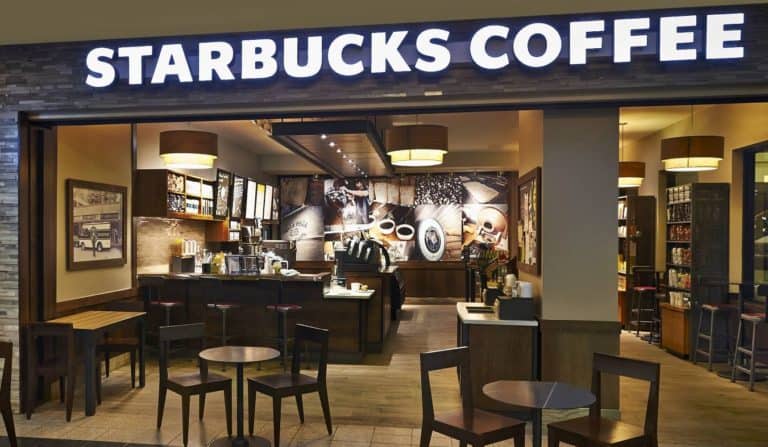 Starbucks sprzedaje kawiarnie w Rosji. Wiadomo, kto je przejmie