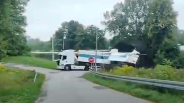 Pociąg staranował ciężarówkę zaparkowaną na przejeździe. Kierowca zostawił ją i… sobie poszedł /film/