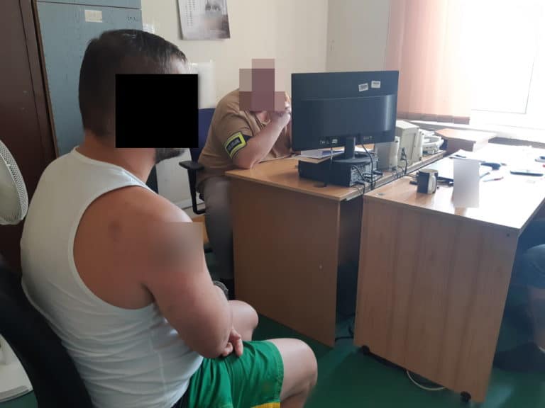 Samuraj w Warszawie – skradł pieniądze i zniszczył ladę chłodniczą