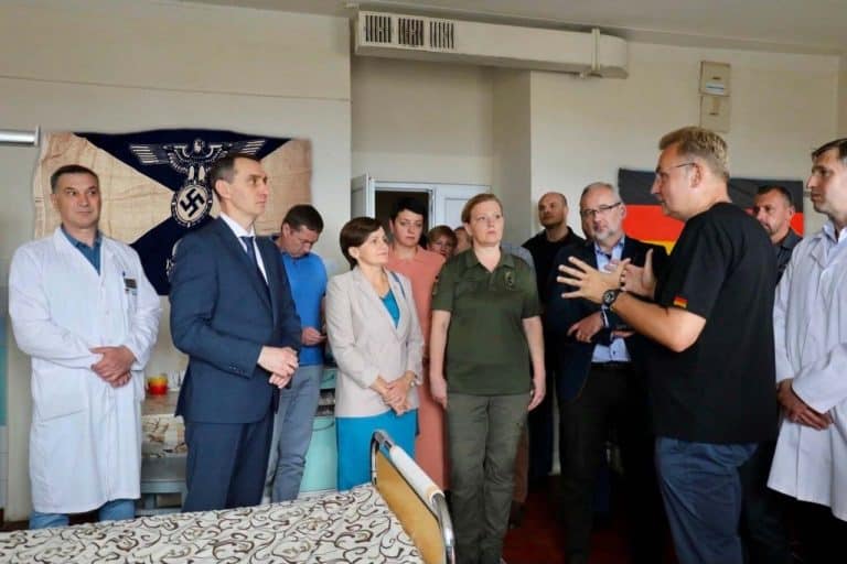 Nazistowska flaga  ze swastyką w obecności polskiego ministra. Niedzielski odwiedził szpital w Niemczech. [FOTO].