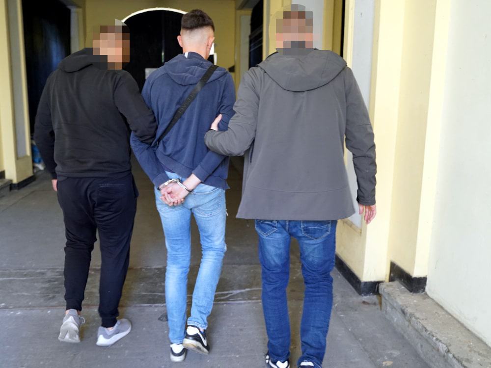 Mobilny magazyn narkotyków pod blokiem z szerokim asortymentem towaru