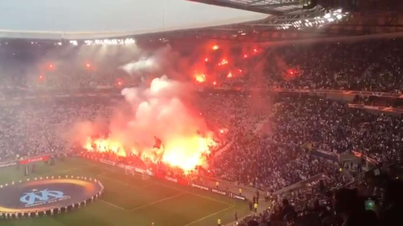 Kibice Olympique Marsylia w trakcie meczu z Tottenham Hotspur zerwali flagę LGBT