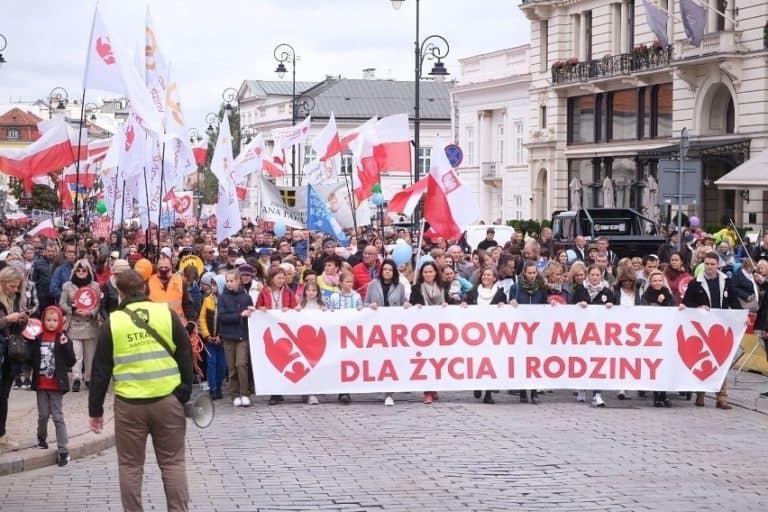 Narodowy Marsz dla Życia i Rodziny. Tłumy na Placu Zamkowym w Warszawie