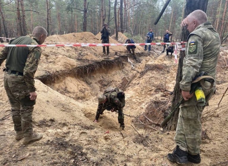 Ukraina: W Izjumie odkryto masowy grób zawierający ponad 440 ciał