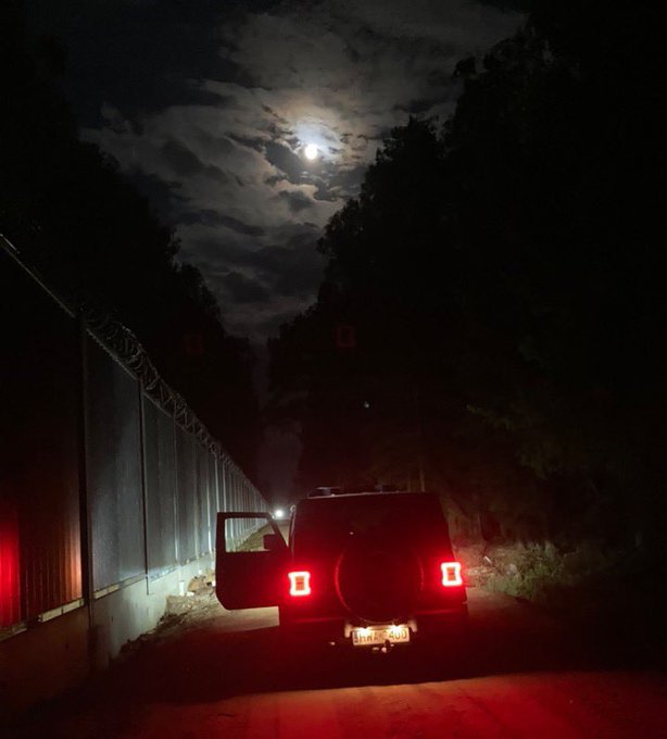 Migrant z oddziałów szturmowych Łukaszenki zawisł na stalowej zaporze