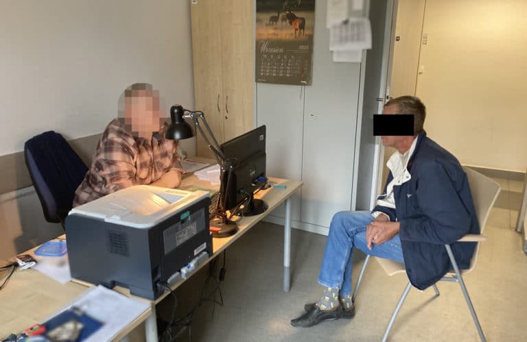 Chciał ukraść samochód, poprosił o pomoc policjantów