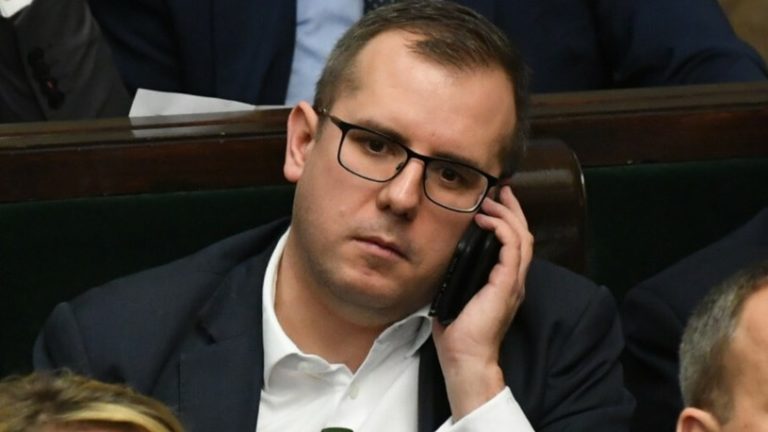 Poseł PiS, który pijany spał na przystanku, przeprasza
