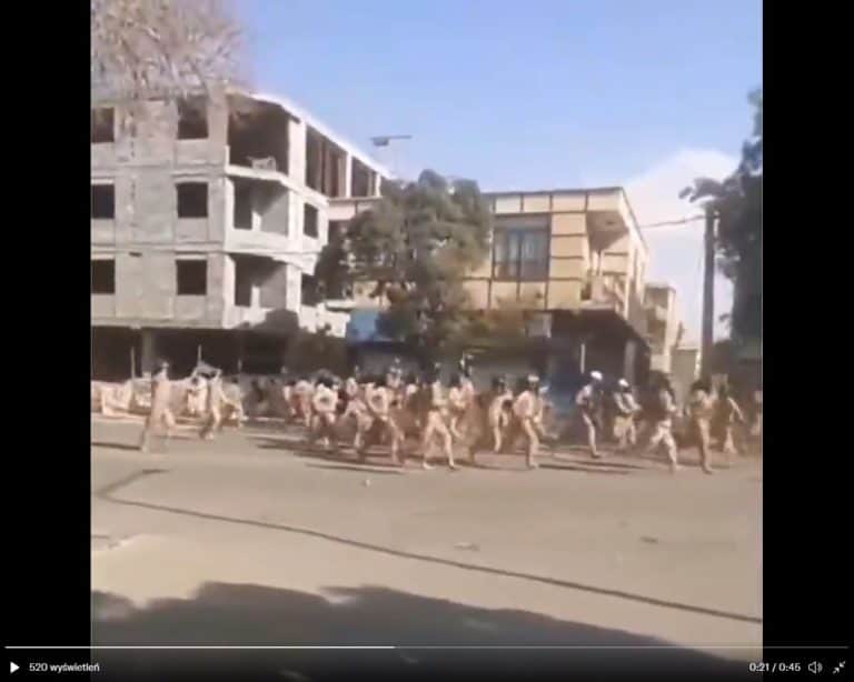 Iran: Pospieszny odwrót irańskich sił bezpieczeństwa z miasta Sanandadż /film/