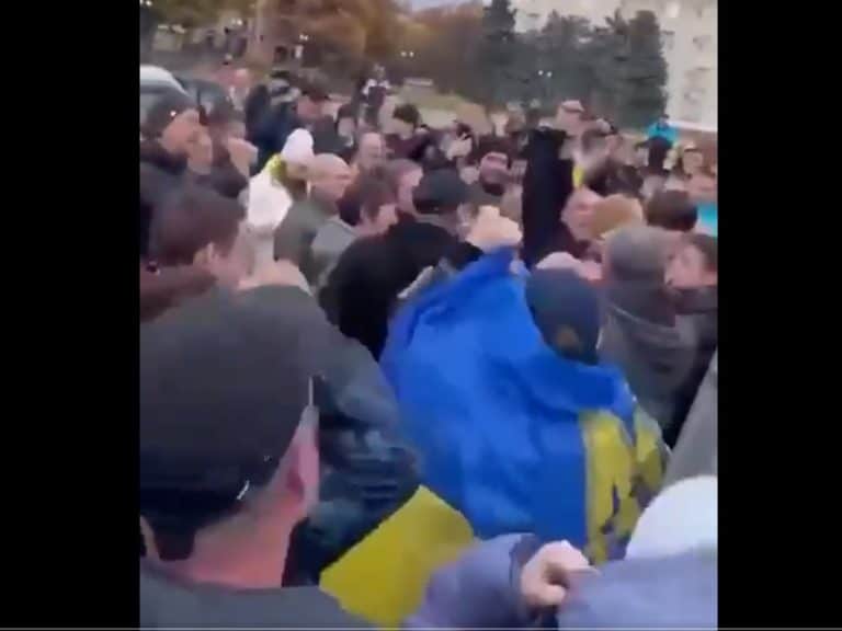 Powitanie wojsk ukraińskich w centrum Chersonia