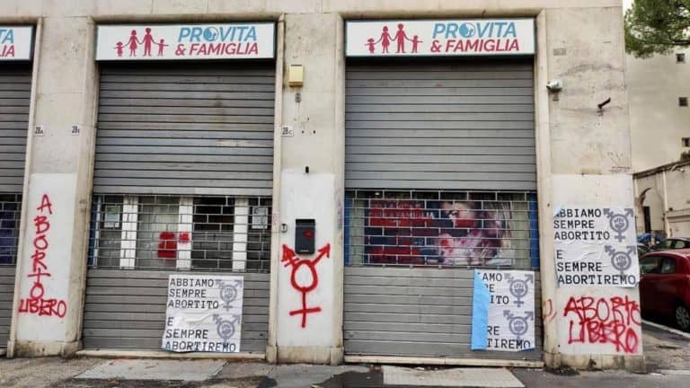 Feministki zaatakowały siedzibę stowarzyszenia pro-life w Rzymie