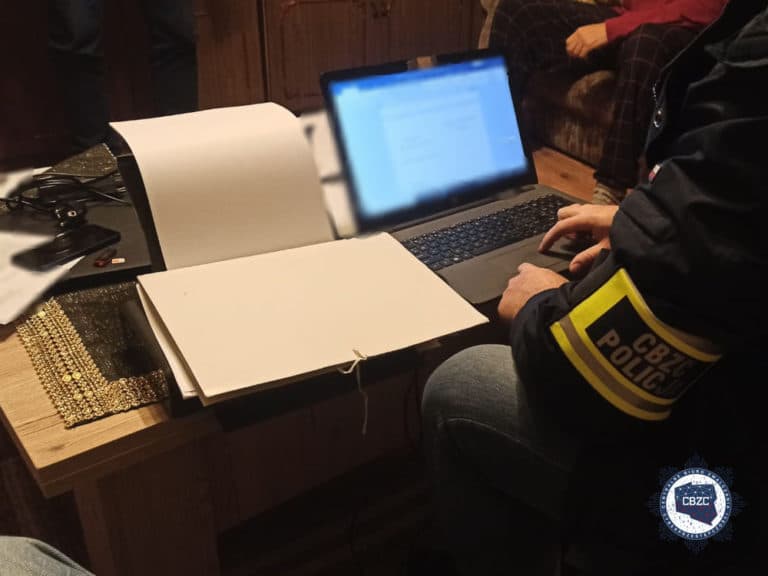Odpowiedzą za rozpowszechnianie treści pornograficznych z udziałem osób małoletnich