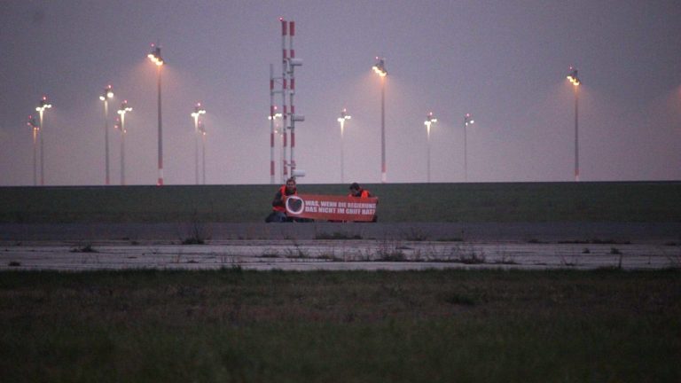 Tzw. „aktywiści” zablokowali lotnisko w Berlinie. Ktoś zrobi z nimi porządek?