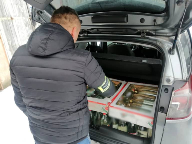 65-latek wyprodukował ponad 126 litrów bimbru. Skasowała go policja