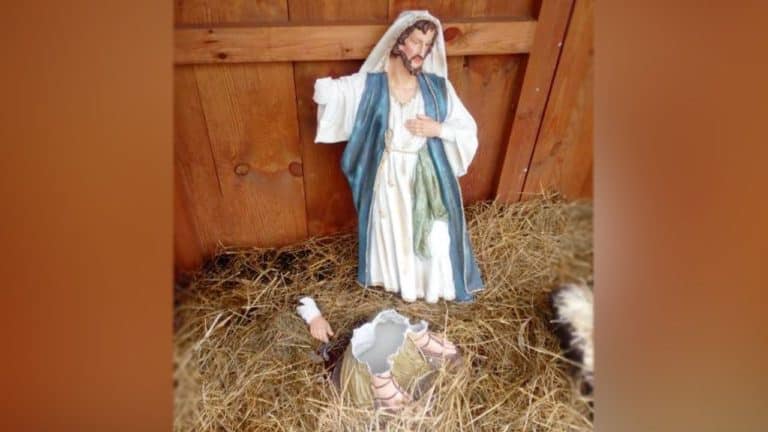 Połamana figura św. Józefa. Kto zniszczył żłóbek na rynku w Stęszewie?