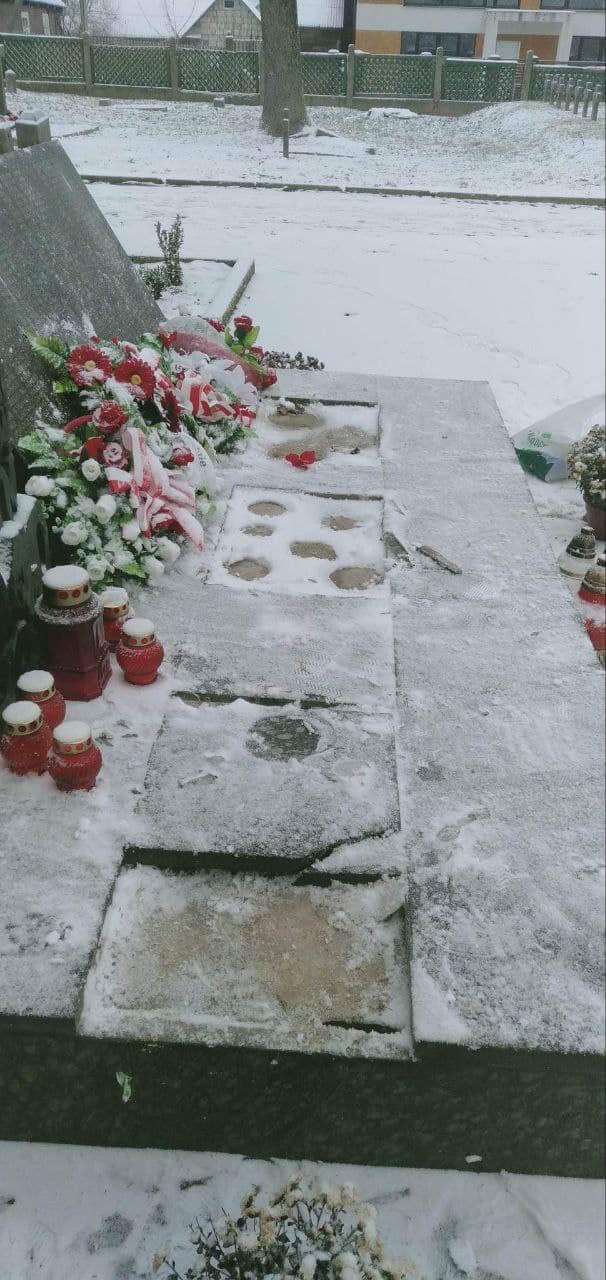Zdewastowano Krzyż Katyński w Grodnie. Z płyty pomnika wyrwano pamiątkowe tablice