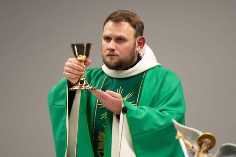 Ksiądz z Łodzi mówił, że ma stygmaty i objawienia. Archidiecezja wydała komunikat