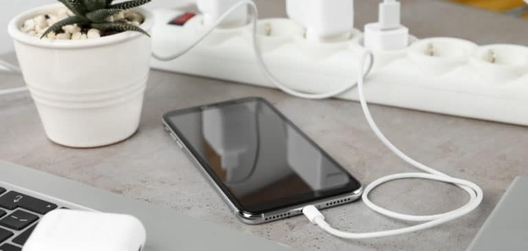 Katowice: Zakaz ładowania telefonów w sądzie okręgowym. Chodzi o… oszczędności