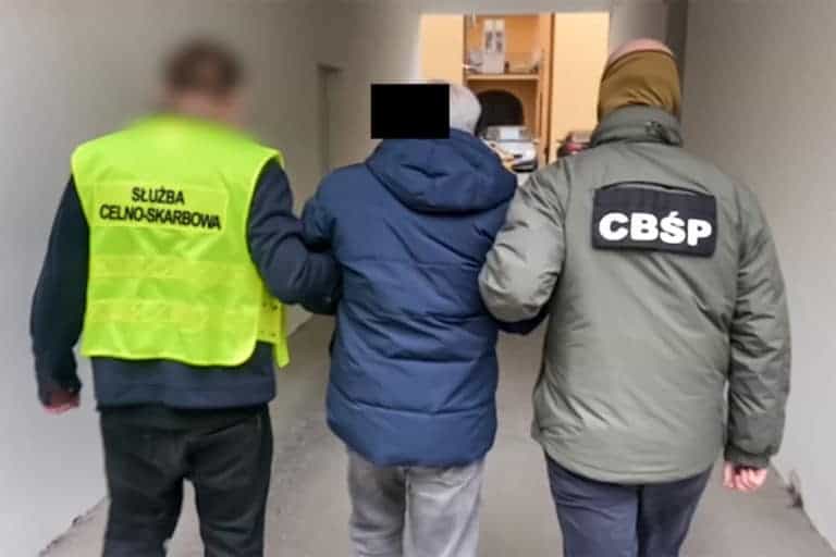 W plecaku miał ponad 300 tys. zł – 4 osoby zatrzymane
