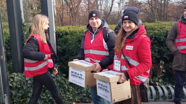 W Sejmie złożono prawie 150 tys. podpisów pod obywatelskim projektem ustawy „Aborcja to zabójstwo”