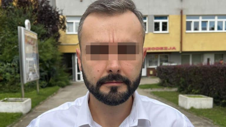 Samorządowiec z Dolnego Śląska oskarżony o kradzież przesyłki tłumaczy się… depresją