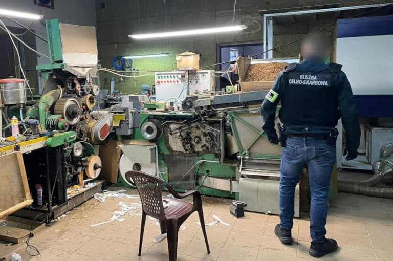 Służby zlikwidowały nielegalną fabrykę papierosów na Mazowszu