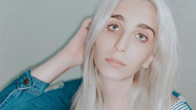 „Transpłciowa influencerka” oskarżona o zasztyletowanie ojca
