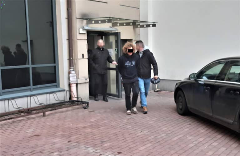 Koktajlem Mołotowa w biletomat w centrum Warszawy