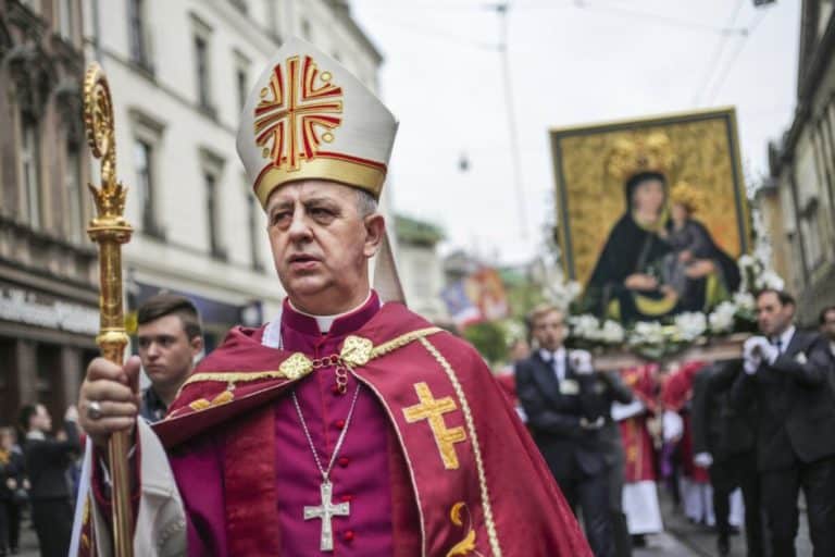 Wandale zniszczyli dwie kapliczki. Biskup wzywa do ekspiacji