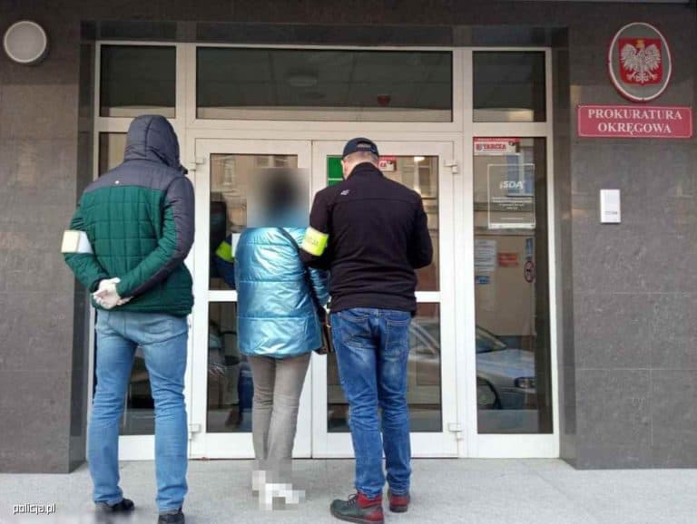 Przedstawiciel dużej firmy farmaceutycznej, właściciele i kierownicy aptek oraz lekarze psychiatrzy z zarzutami